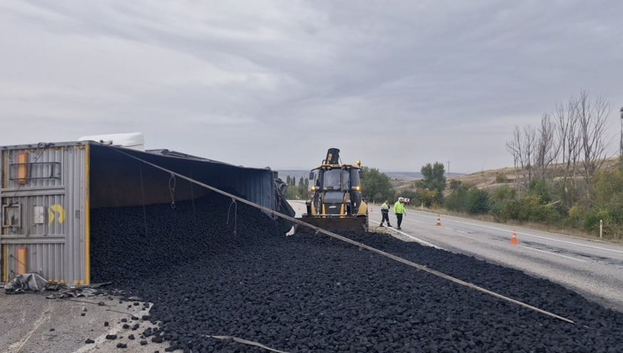 ÇORUM'UN ALACA İLÇESİNDE TIR DEVRİLEREK YAN YATTI. YOL BİR SÜRELİĞİNE KAPANDI
