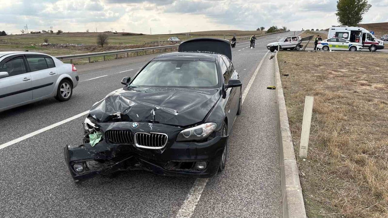 BABAESKİ İLÇESİNDE İKİ OTOMOBİLİN ÇARPIŞMASI SONUCU 1 KİŞİ YARALANDI.