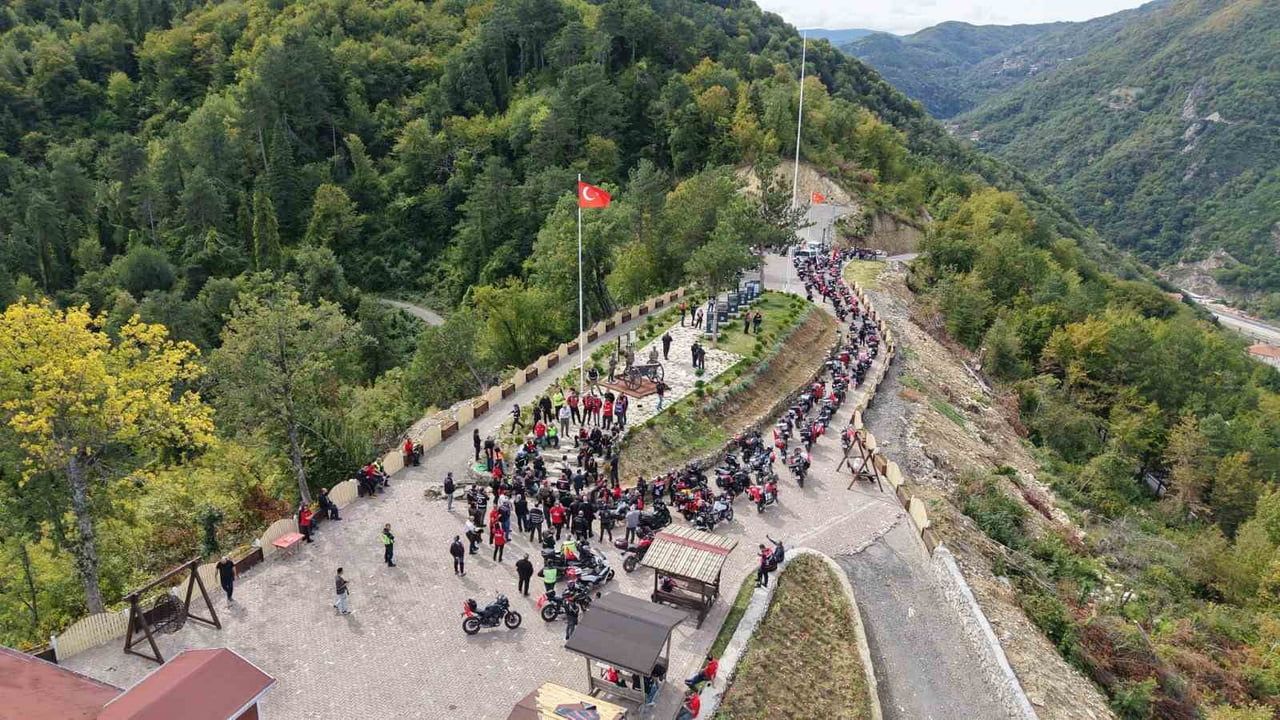 KURTULUŞ SAVAŞI’NDA İNEBOLU LİMANI’NA GELEN CEPHANELERİN TAŞINDIĞI İSTİKLAL YOLU’NDA DÜZENLENEN...