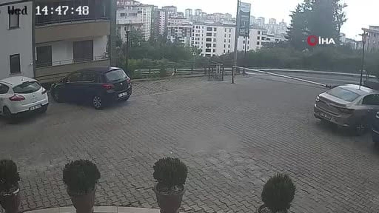 Kadın sürücü fren yerine gaza basınca site duvarından aşağıya böyle uçtu: 1’i çocuk 3...