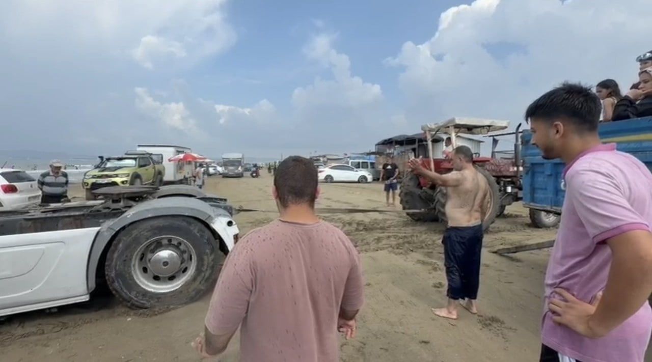 KUMA GÖMÜLEN TIRI İKİ TRAKTÖR KURTARDI. TIRIN İKİ TRAKTÖRLE KURTARILDIĞI ANLAR İSE ÇEVREDEKİ...