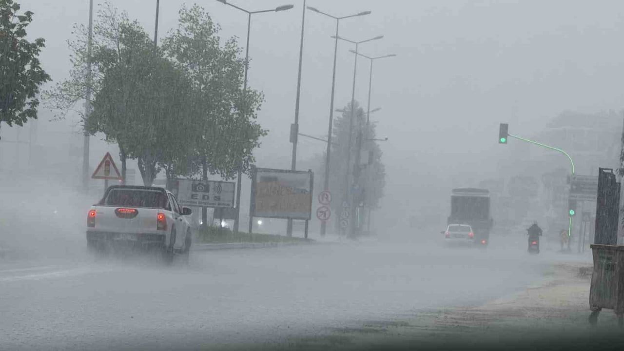 DÜZCE’DE ÖĞLE SAATLERİNDE ETKİSİNİ ARTIRAN SAĞANAK YAĞIŞ, CADDE VE SOKAKLARDA SU BİRİKİNTİLERİNE...