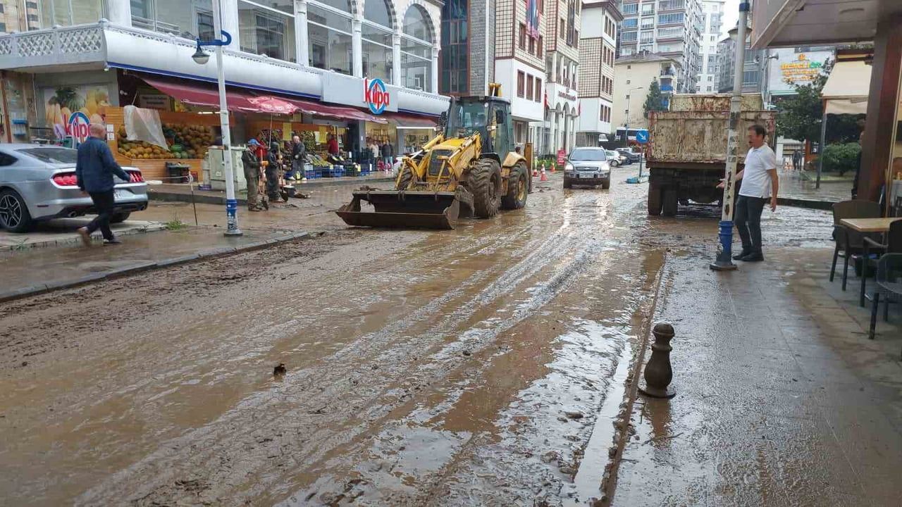 DOĞU KARADENİZ BÖLGESİ'NDE DÜN AKŞAM SAATLERİNDEN İTİBAREN BAŞLAYAN ŞİDDETLİ YAĞIŞ RİZE'NİN...