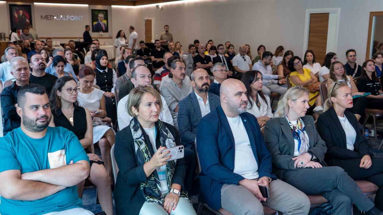İEÜ MEDİCAL POİNT HASTANESİNDE DÜZENLENEN ÇALIŞMA TOPLANTISINDA KONUŞAN TÜYZE BAŞKANI PROF. DR....