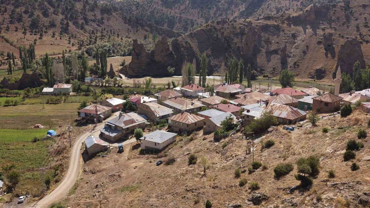 ADANA’NIN TUFANBEYLİ İLÇESİNE BAĞLI ÇUKURKIŞLA MAHALLESİ’NDE SARP KAYALIKLAR, AKARSU VADİSİ VE...
