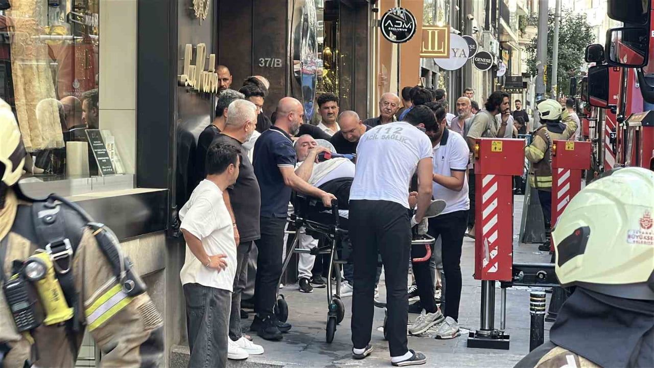 İSTANBUL ŞİŞLİ’DE BİR BİNADA ÇIKAN YANGIN PANİĞE YOL AÇTI. YOĞUN DUMANIN SARDIĞI BİNADA PANİKLEYEN...