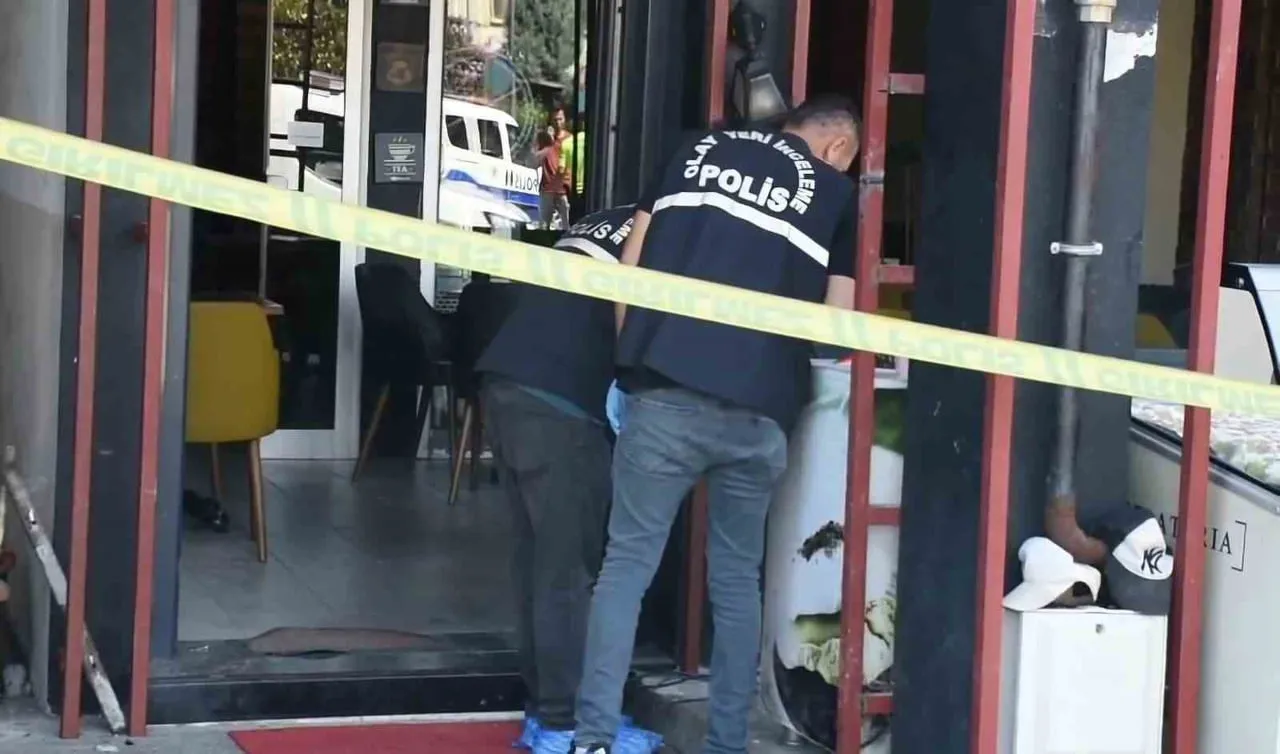 BARTIN'IN ULUS İLÇESİNDE DIŞ CEPHE KAPLAMASI YAPAN BİR USTA, MATKAPLA DUVARI DELERKEN ELEKTRİK...