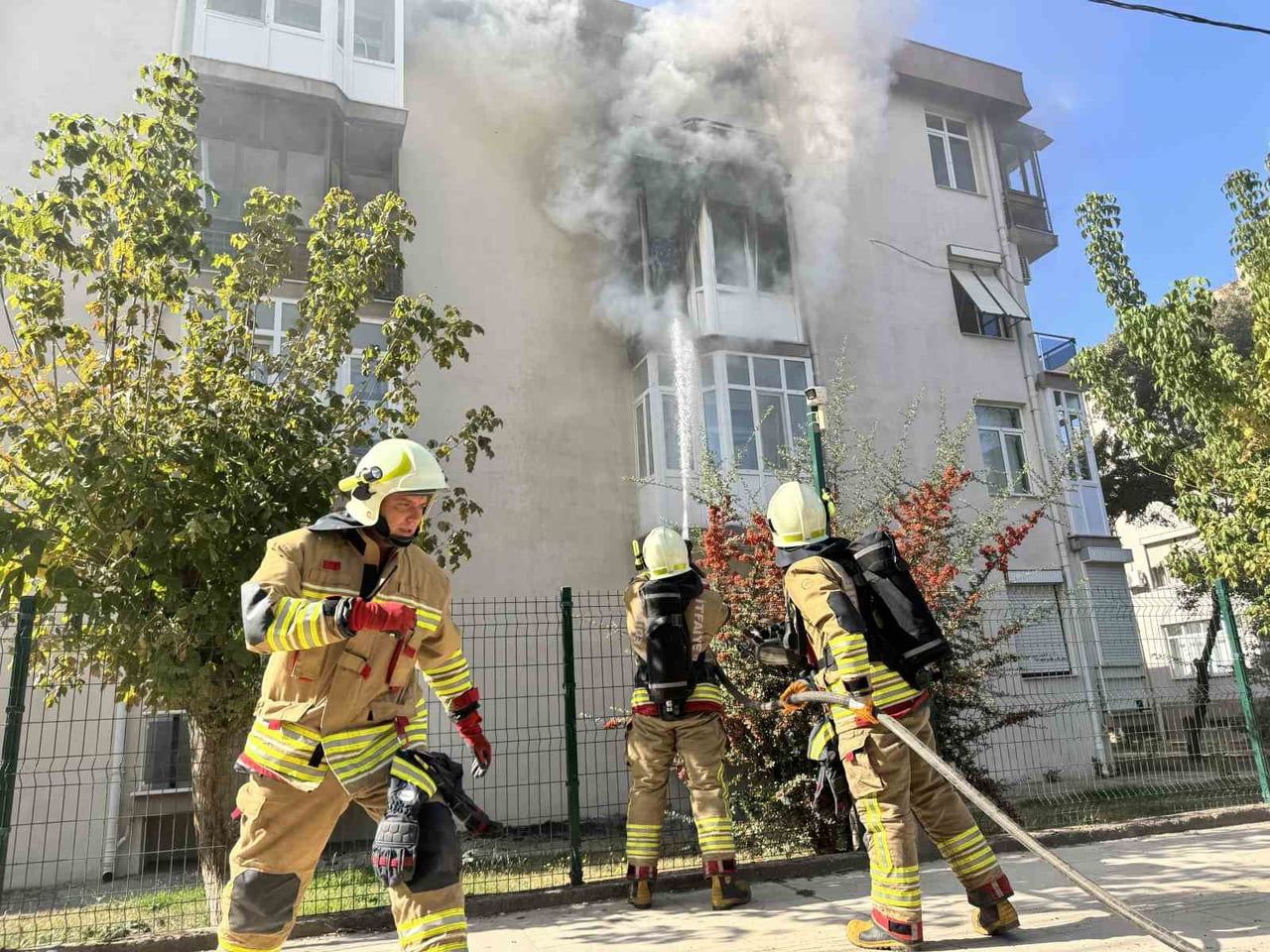 EDİRNE'DE APARTMAN DAİRESİNDE ÇIKAN YANGIN EVİ SARDI