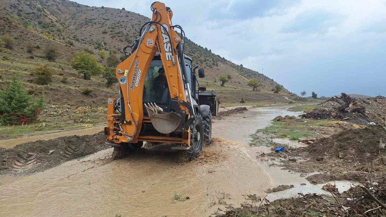 ERZİNCAN’DA SAĞANAK SONRASI SULAMA KANALLARI TAŞTI