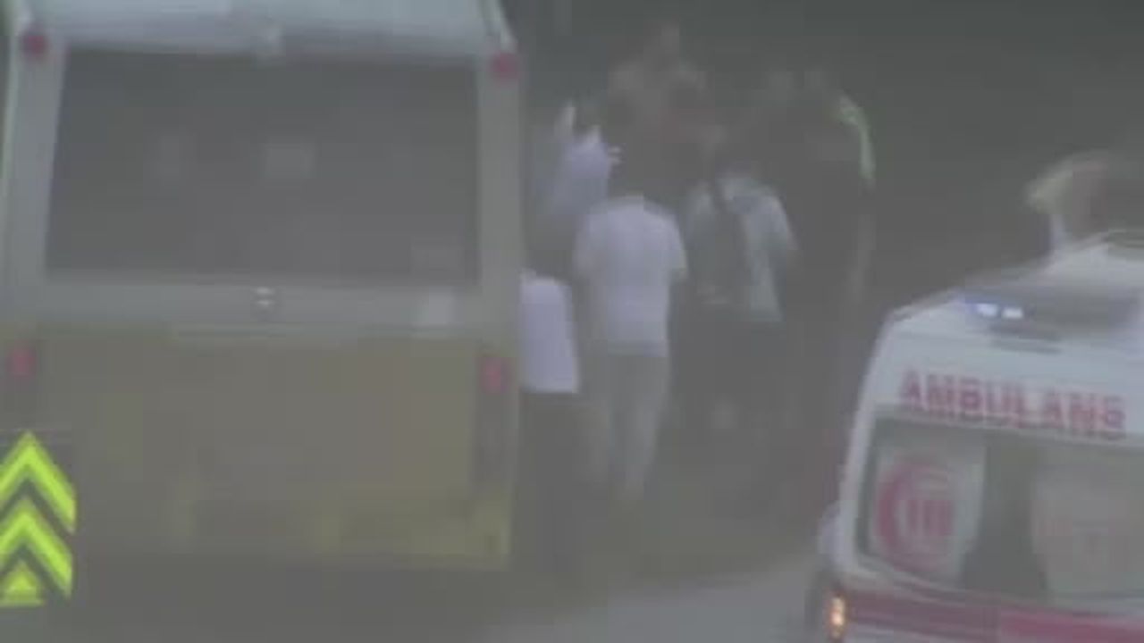 Zeytinburnu Sahil Yolu’nda sürücüsünün direksiyon hakimiyetini kaybettiği İETT otobüsü yoldan...