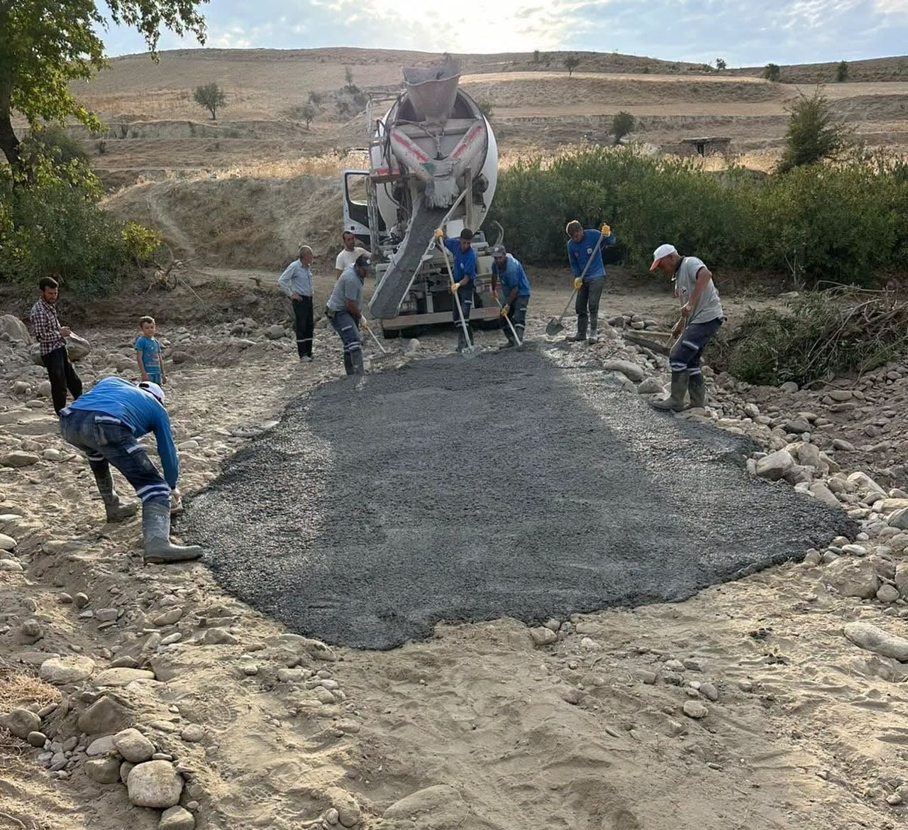 BABADAĞ BELEDİYESİ, İLÇE GENELİNDE ULAŞIM GÜVENLİĞİNİ VE KONFORUNU ARTIRMAK AMACIYLA YAĞMUR SUYU...