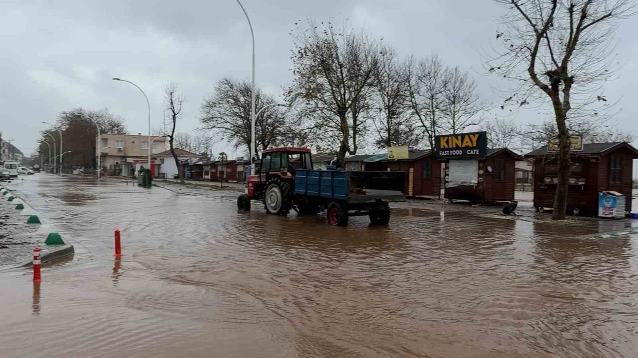 BURSA’NIN KARACABEY İLÇESİNDE ETKİLİ OLAN SAĞANAK YAĞIŞ HAYATI OLUMSUZ ETKİLEDİ. YENİKÖY...