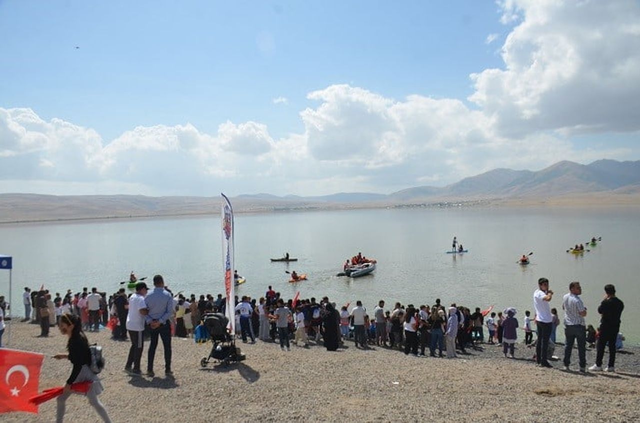 MUŞ’UN BULANIK İLÇESİNDE BU YIL İLK KEZ DÜZENLENEN "SU SPORLARI VE PLAJ OYUNLARI ŞENLİĞİ" RENKLİ...