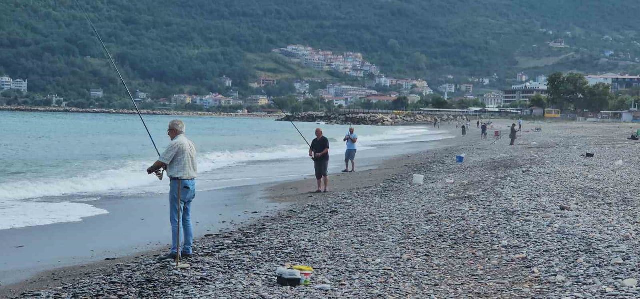 KASTAMONU’DA AV YASAĞININ KALKMASIYLA BİRLİKTE OLTASINI ALAN AMATÖR BALIKÇILAR, BALIK TUTMAYA...