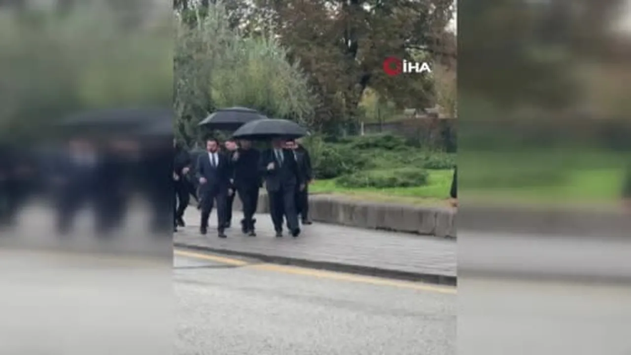İçişleri Bakanı Çiftçi’den yağmur altında şemsiyeli yürüyüş