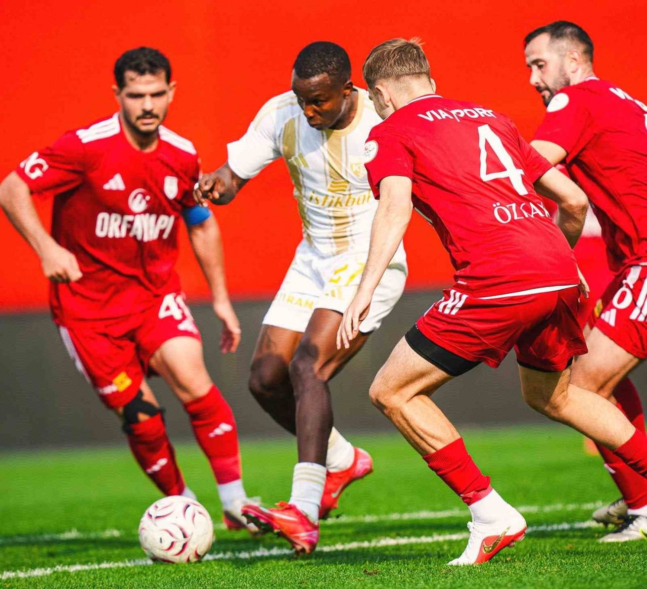 TFF 1. LİG'DE MÜCADELE EDEN KAYSERİSPOR, OYNADIĞI SON 2 LİG MAÇINDA KAZANAMAYARAK 4 PUAN...