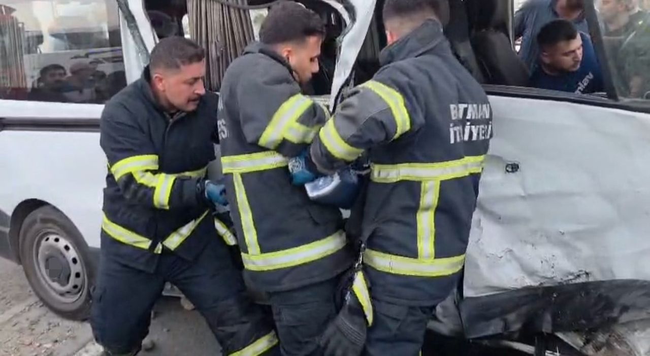 ARAÇLARDA SIKIŞAN 2 YARALI, İTFAİYE EKİPLERİNİN MÜDAHALESİYLE KURTARILDI.