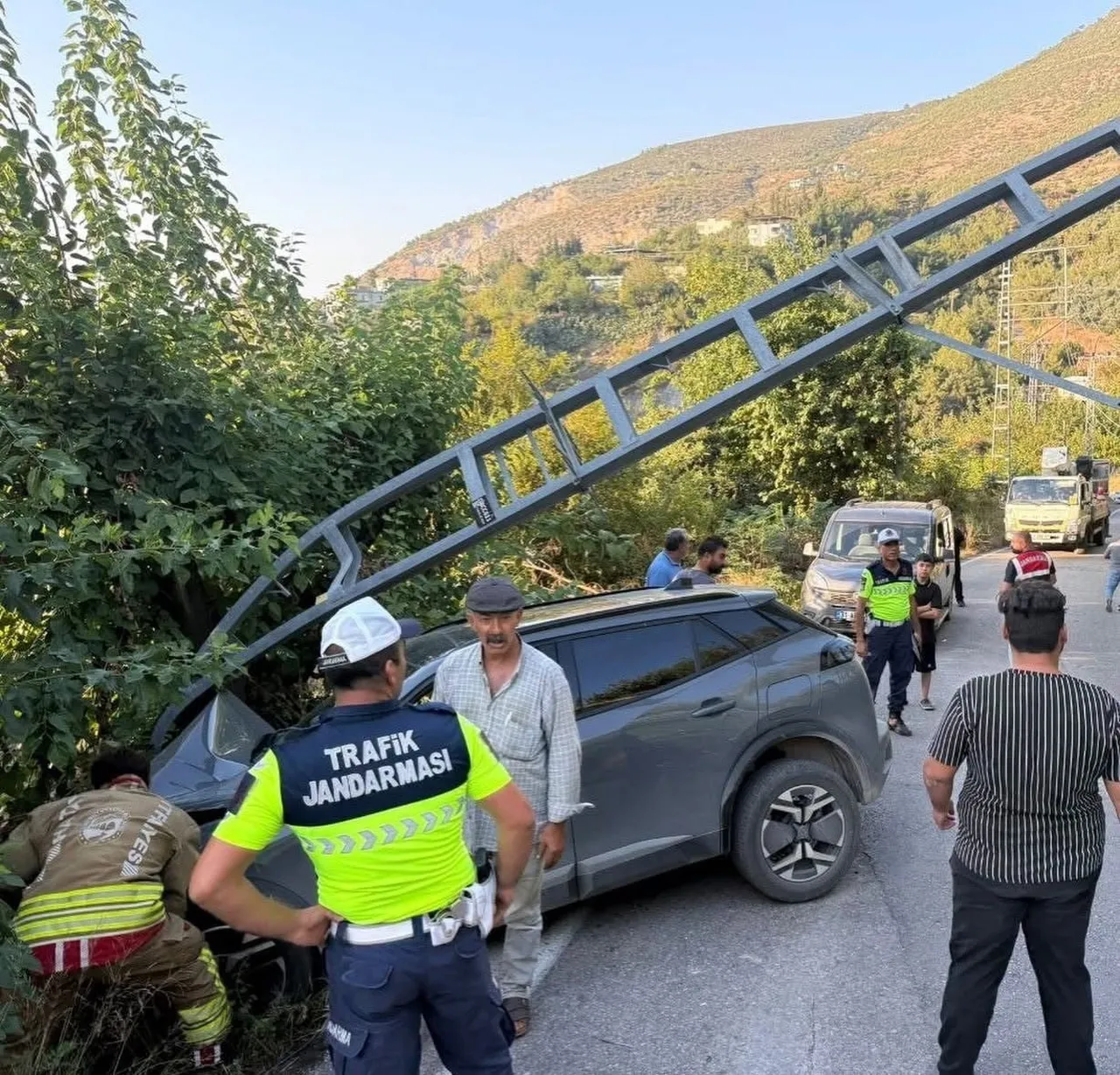 İSKENDERUN SAKIT MEVKİSİNDE MEYDANA GELEN TRAFİK KAZASI SONRASI EKİPLERİN ÇALIŞMASI.