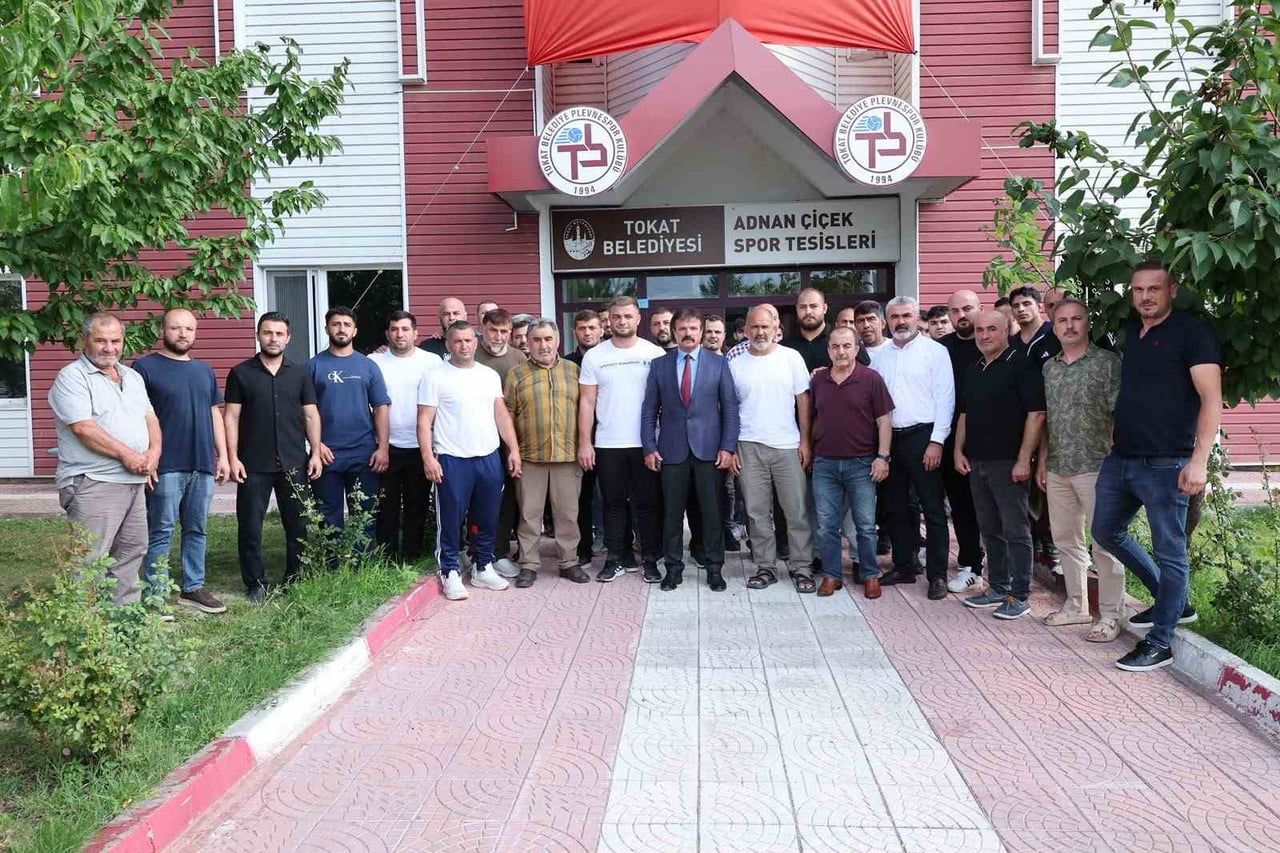 TOKATLI GÜREŞÇİ BAŞPEHLİVAN SERHAT ELVAN, ALİ YÜCEL SPOR SALONU'NDA DÜZENLENEN TÖRENLE TOKAT...