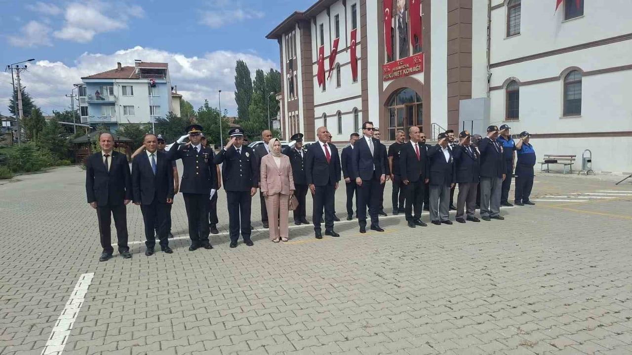 HÜKÜMET KONAĞI ÖNÜNDE GERÇEKLEŞTİRİLEN TÖRENE; HİSARCIK KAYMAKAMI ERKAN ATAM, BELEDİYE BAŞKANI...