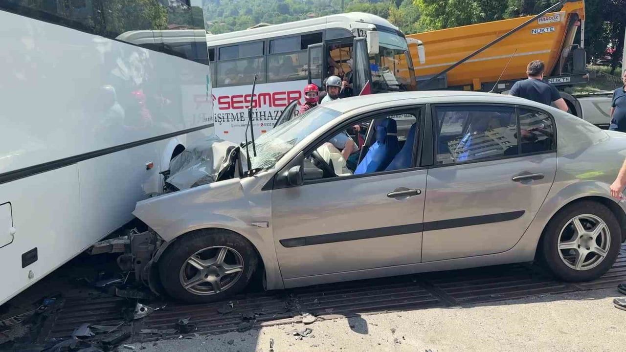 ZONGULDAK'IN KİLİMLİ İLÇESİNDE MEYDANA GELEN TRAFİK KAZASINDA ÖZEL HALK OTOBÜSÜ İLE OTOMOBİLİN...