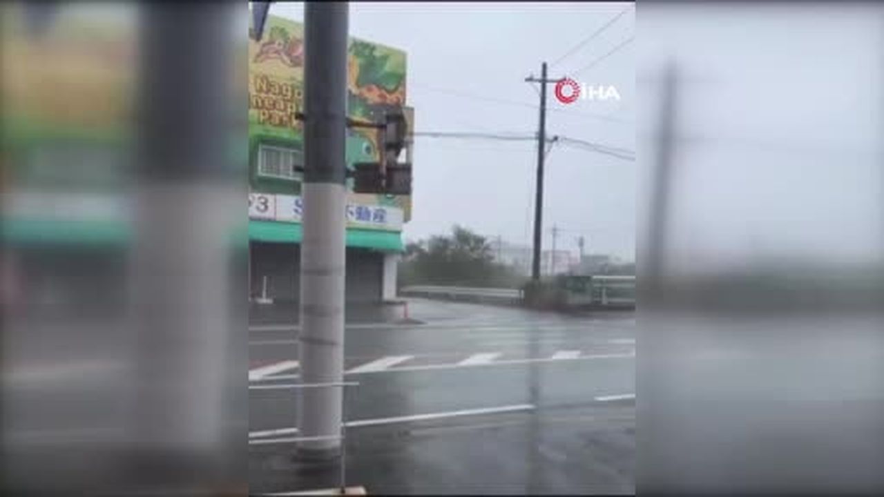 Japonya'nın Okinawa Adası'nda etkili olan Dolphin Tayfunu nedeniyle 6 kişi yaralandı ve 50 binden...