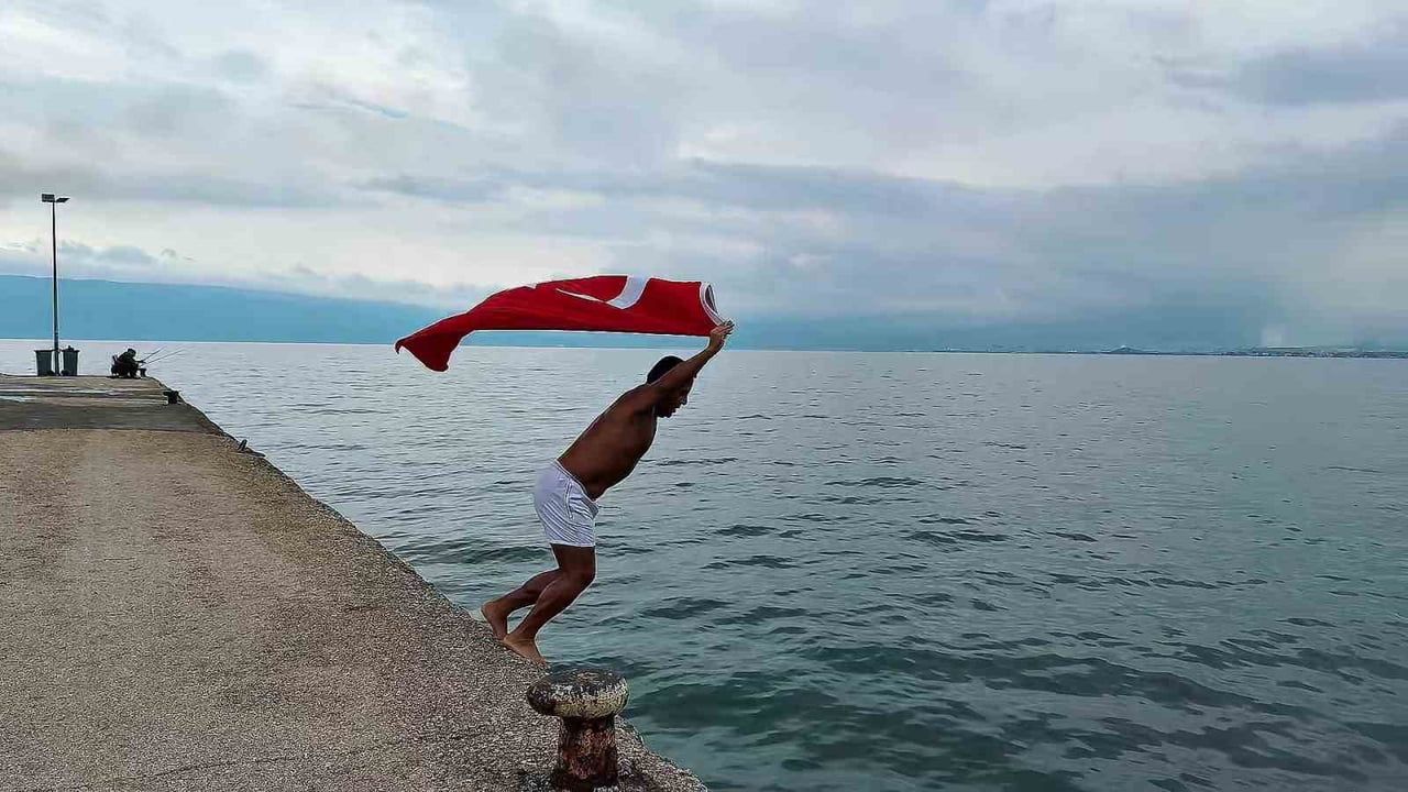 BURSA’NIN GEMLİK İLÇESİNDE 29 EKİM CUMHURİYET BAYRAMI COŞKUSU, SOĞUK VE YAĞIŞLI HAVAYA RAĞMEN...