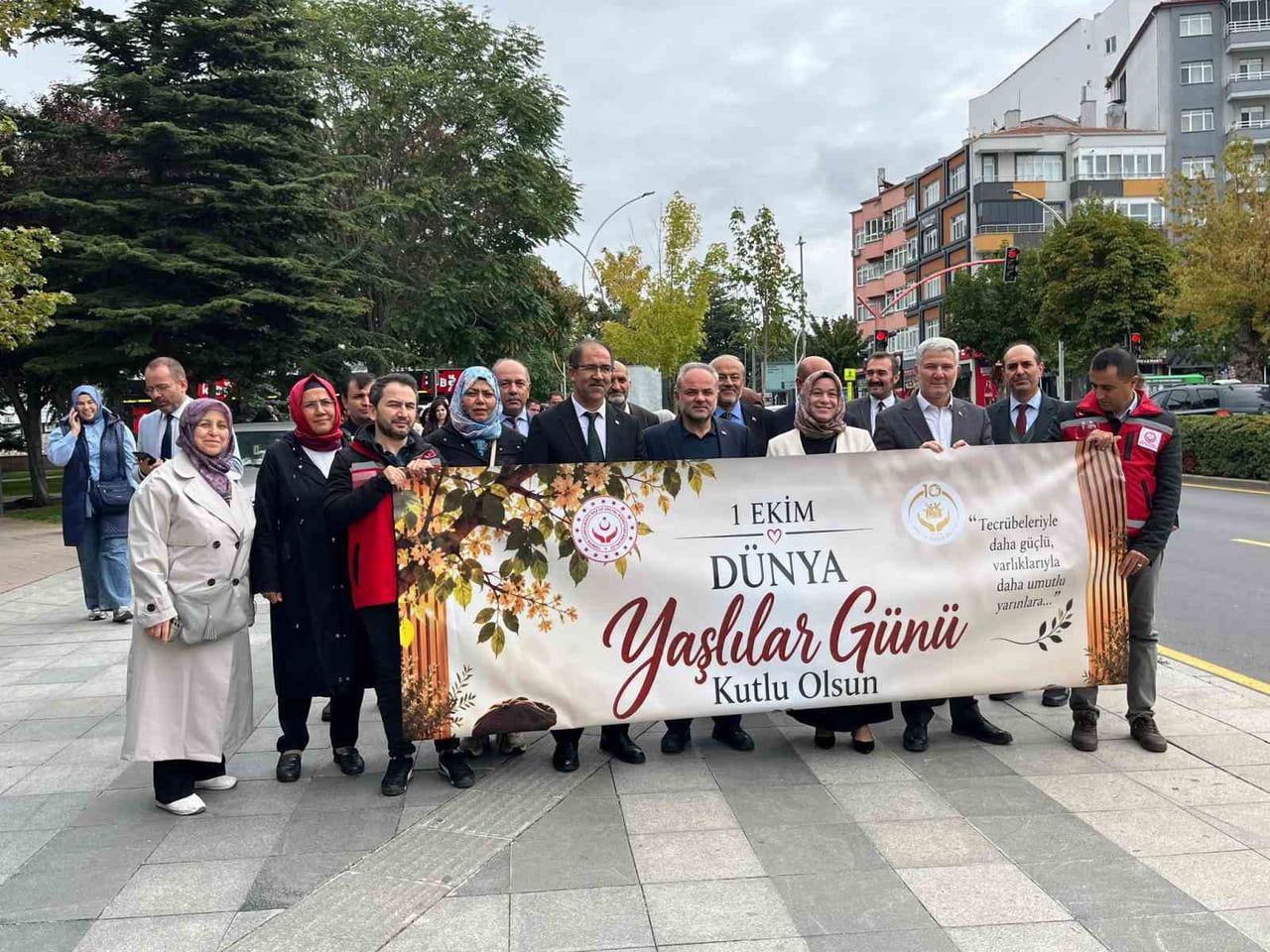 ÇORUMDA VATANDAŞLAR İLE PROTOKOL ÜYELERİ YAŞLILAR GÜNÜNÜ KORTEJLE GERÇEKLEŞTİRDİ