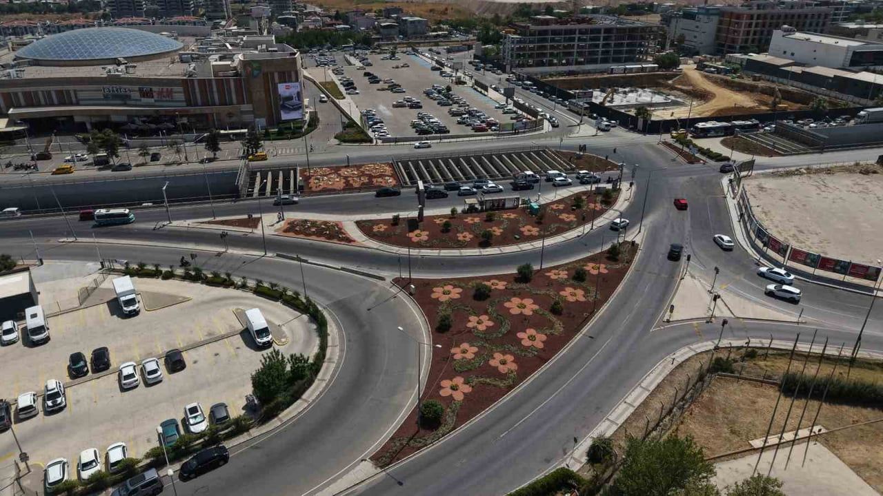İZMİR BÜYÜKŞEHİR BELEDİYESİ, GAZİEMİR'DEKİ ESBAŞ KAVŞAĞI'NI YAKLAŞIK 3 BİN METREKARELİK PEYZAJ...