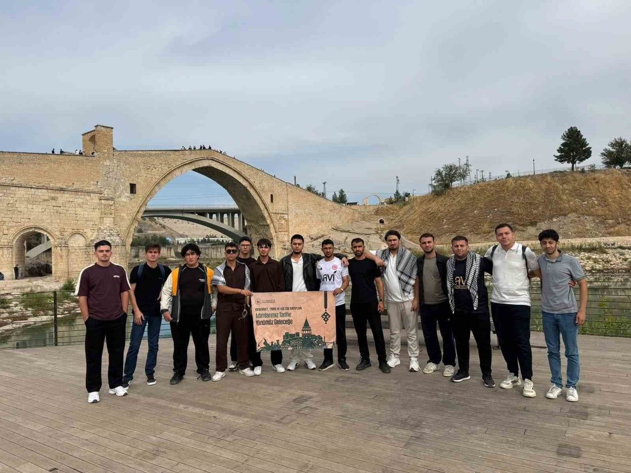 MEDENİYET, TARİH VE KÜLTÜR KAMPLARI KAPSAMINDA BATMAN’IN TARİHİ İLÇESİ HASANKEYF’E GİDEN GENÇLER...
