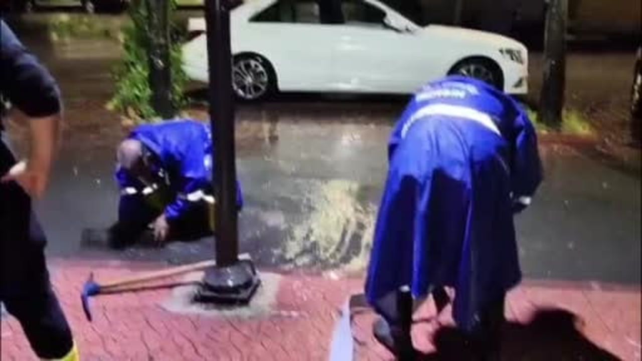 Mersin’de belediye ekipleri taşkın mesaisinde