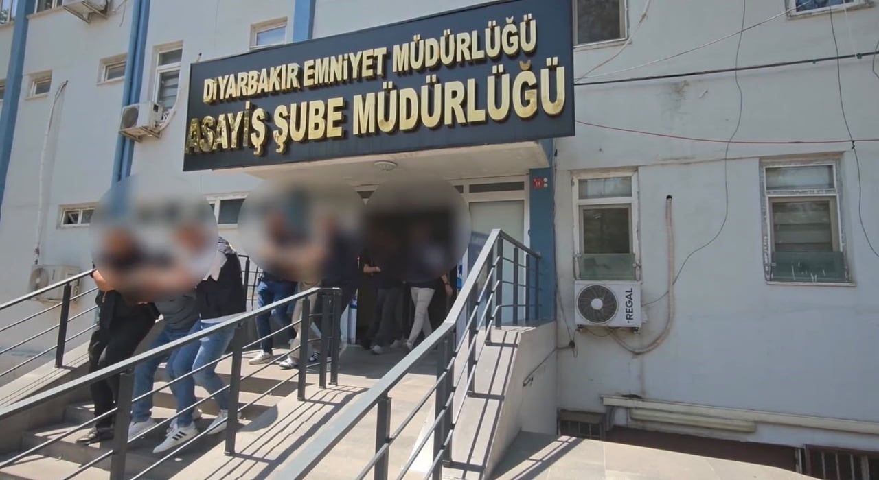 DİYARBAKIR'IN YENİŞEHİR İLÇESİNDE BİR DİŞ KLİNİĞİNE YÖNELİK GERÇEKLEŞTİRİLEN SİLAHLI SALDIRIYLA...