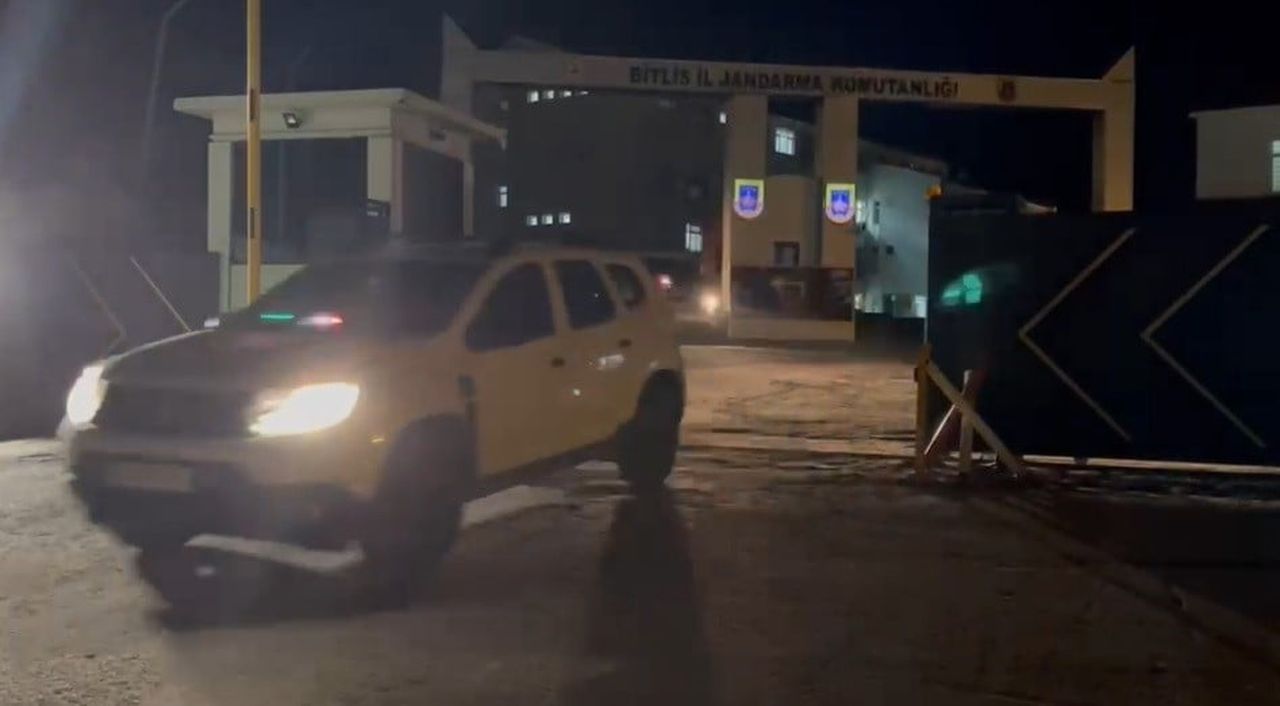 BİTLİS’İN RAHVA BÖLGESİNDEKİ ÜÇYOL MEVKİSİNDE DURDURULAN BİR OTOMOBİL VE TİCARİ TAKSİDE YAPILAN...