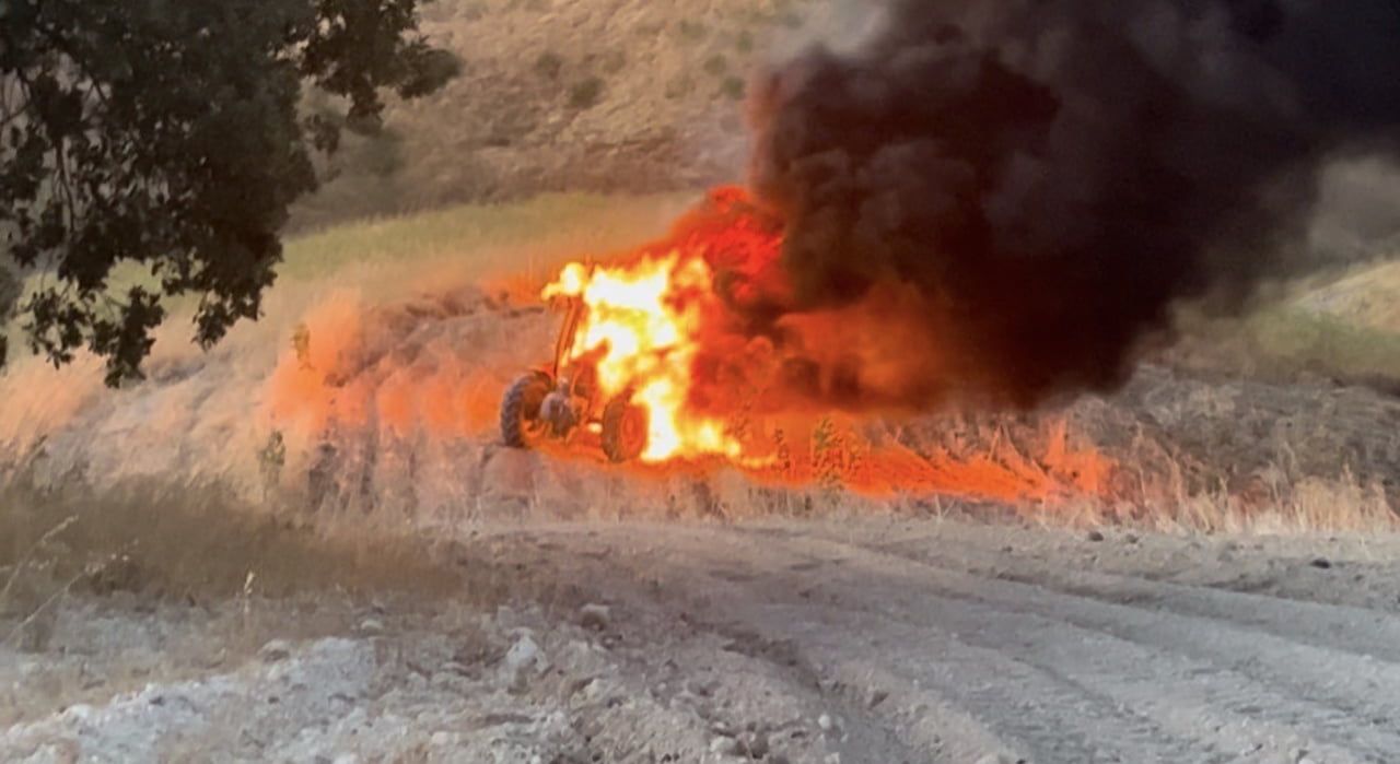 ADIYAMAN’DA, TARLA SÜREN BİR TRAKTÖR ALEV ALARAK CAYIR CAYIR YANARAK HURDAYA DÖNDÜ.