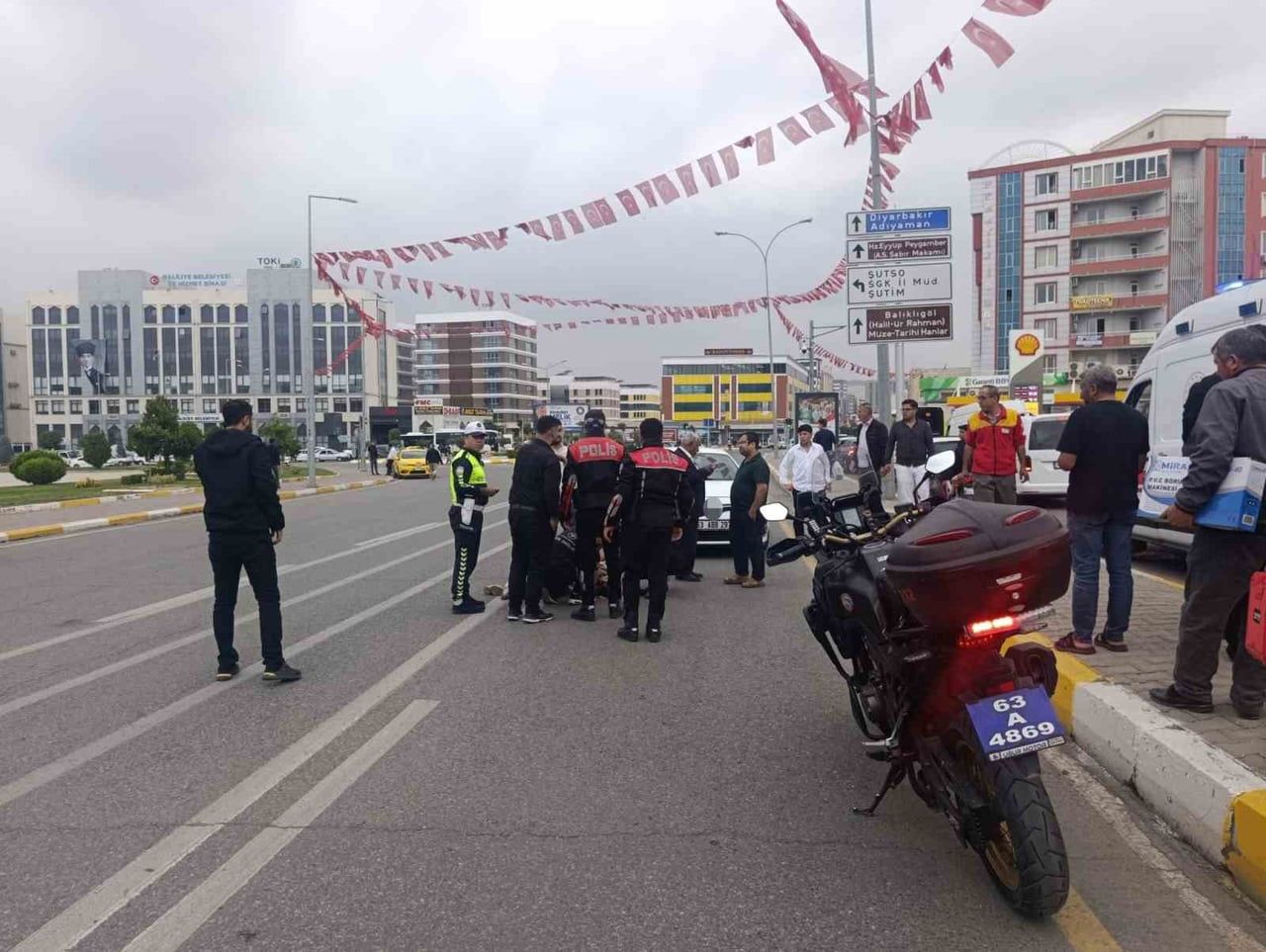 ŞANLIURFA’NIN HALİLİYE İLÇESİNDE OTOMOBİLİN ÇARPTIĞI 16 YAŞINDAKİ ÇOCUK YARALANDI.