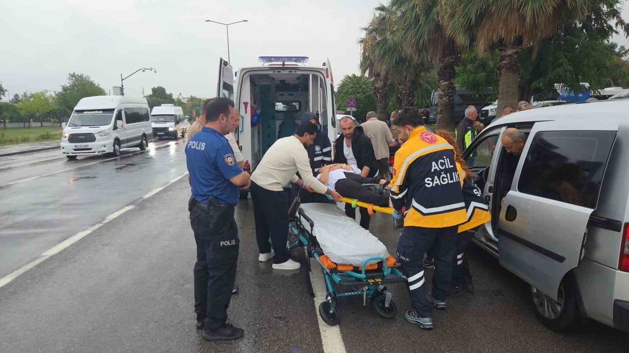 SAMSUN’DA MOTOSİKLETİN YAYAYA ÇARPTIĞI KAZADA, YAYA VE MOTOSİKLET SÜRÜCÜSÜ YARALANARAK HASTANEYE...