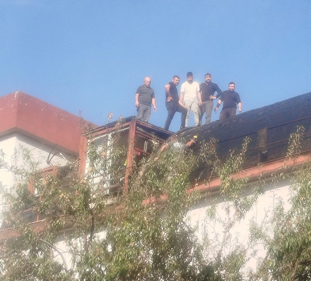 DENİZLİ’NİN ÇİVRİL İLÇESİNDE 4 KATLI APARTMANIN ÇATISINDA YAPILAN İZOLASYON KAPLAMASI ÇALIŞMASI...