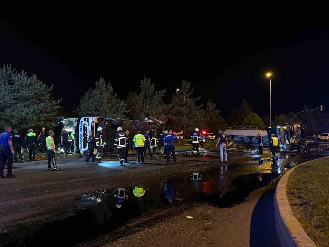 KAYSERİ’NİN KOCASİNAN İLÇESİNDE YOLCU OTOBÜSÜYLE YAKIT TANKERİ TAŞIYAN TIRIN ÇARPIŞTIĞI KAZADA...