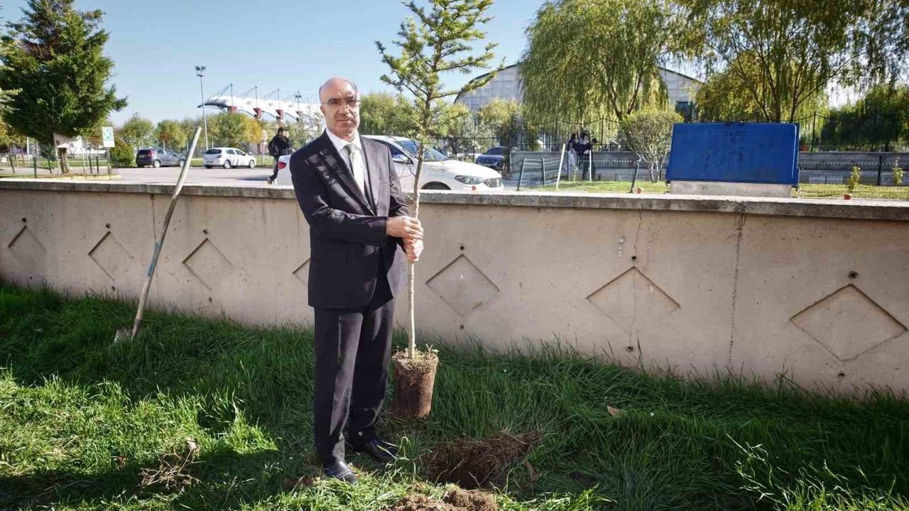 AFYONKARAHİSAR’DA DİYANET GENÇLİK MERKEZİ TARAFINDAN BELEDİYE İŞ BİRLİĞİYLE "BİR FİDAN BİR UMUT"...