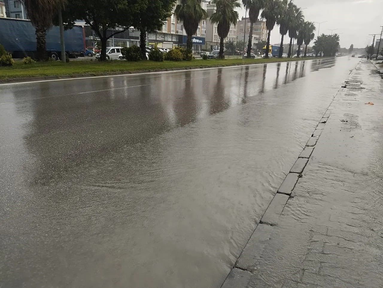 SAMSUN'UN ÇARŞAMBA İLÇESİNDE SABAH SAATLERİNDE BAŞLAYAN SAĞANAK NEDENİYLE BAZI CADDE VE SOKAKLARDA...