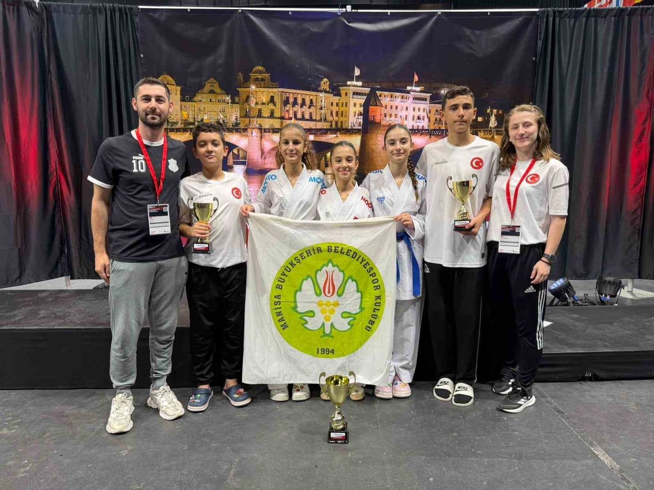 MANİSA BBSK KARATE ANTRENÖRÜ VE MİLLİ TAKIM ANTRENÖRÜ ALİ EŞSİZ (SOLDAN 1.), SPORCULARIN ÖNEMLİ...