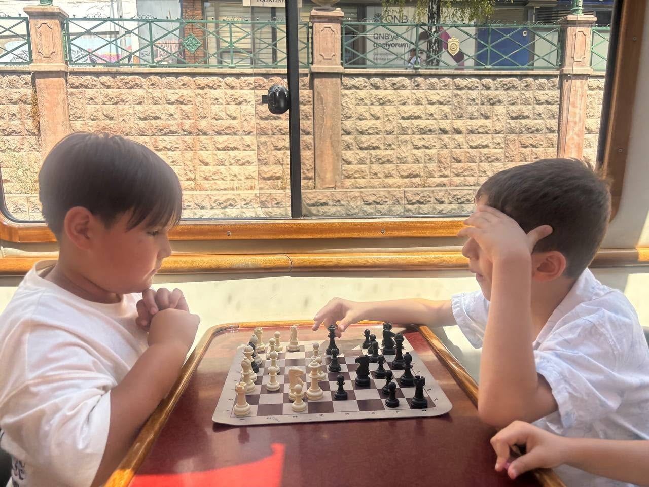 MİNİKLER SU ÜSTÜNDE SATRANÇ OYNADI