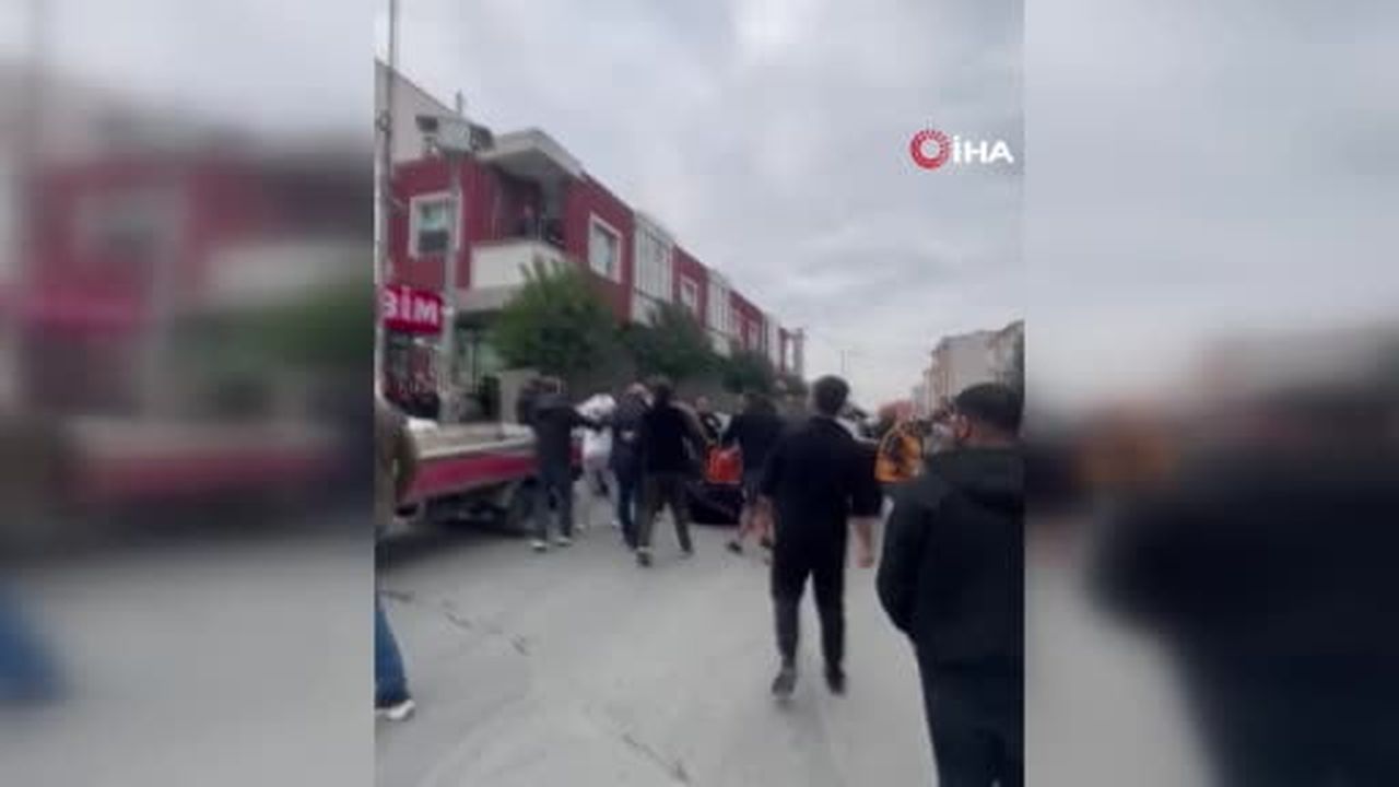 Avcılar'da iki grup arasında tekme ve yumruklu kavga kamerada