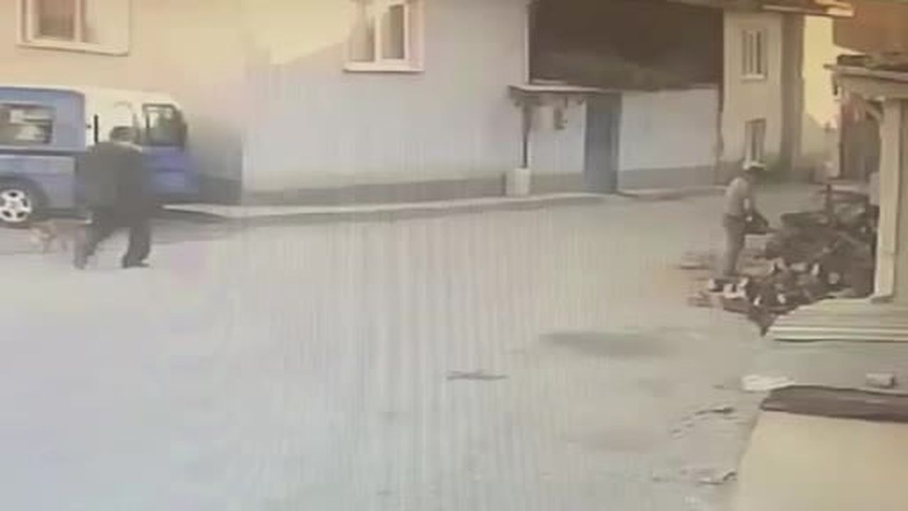 Motorlu testereden korkan adam yere düştü, ilginç anlar kamerada