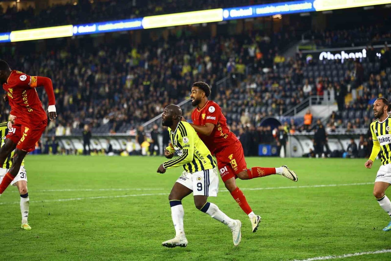 TRENDYOL SÜPER LİG'İN 10. HAFTASINDA FENERBAHÇE EVİNDE KARŞILAŞTIĞI GÖZTEPE'YE 2-1 MAĞLUP...