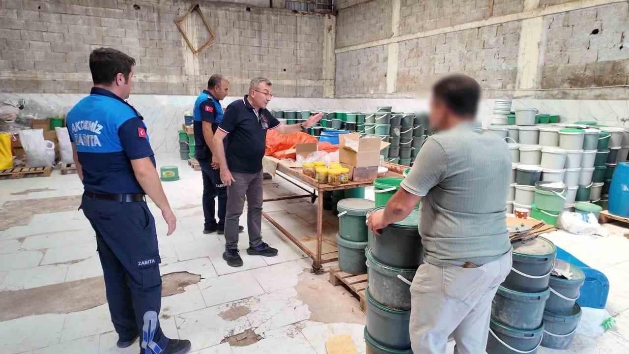 MERSİN’İN AKDENİZ İLÇESİNDE ZABITA EKİPLERİNİN DÜZENLEDİĞİ DENETİMDE, AÇIK ALANDA, GÜNEŞ ALTINDA...