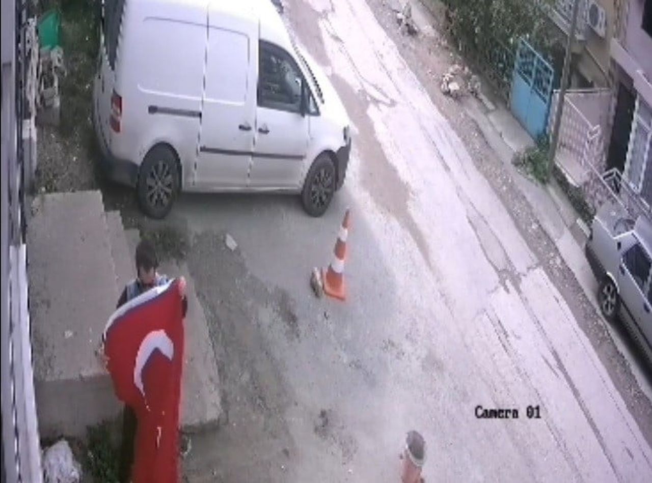 İZMİR'İN BORNOVA İLÇESİNDE BİR EVİN BALKONUNDA ASILI OLAN TÜRK BAYRAĞI, İPİNİN KOPMASI SONUCU YERE...