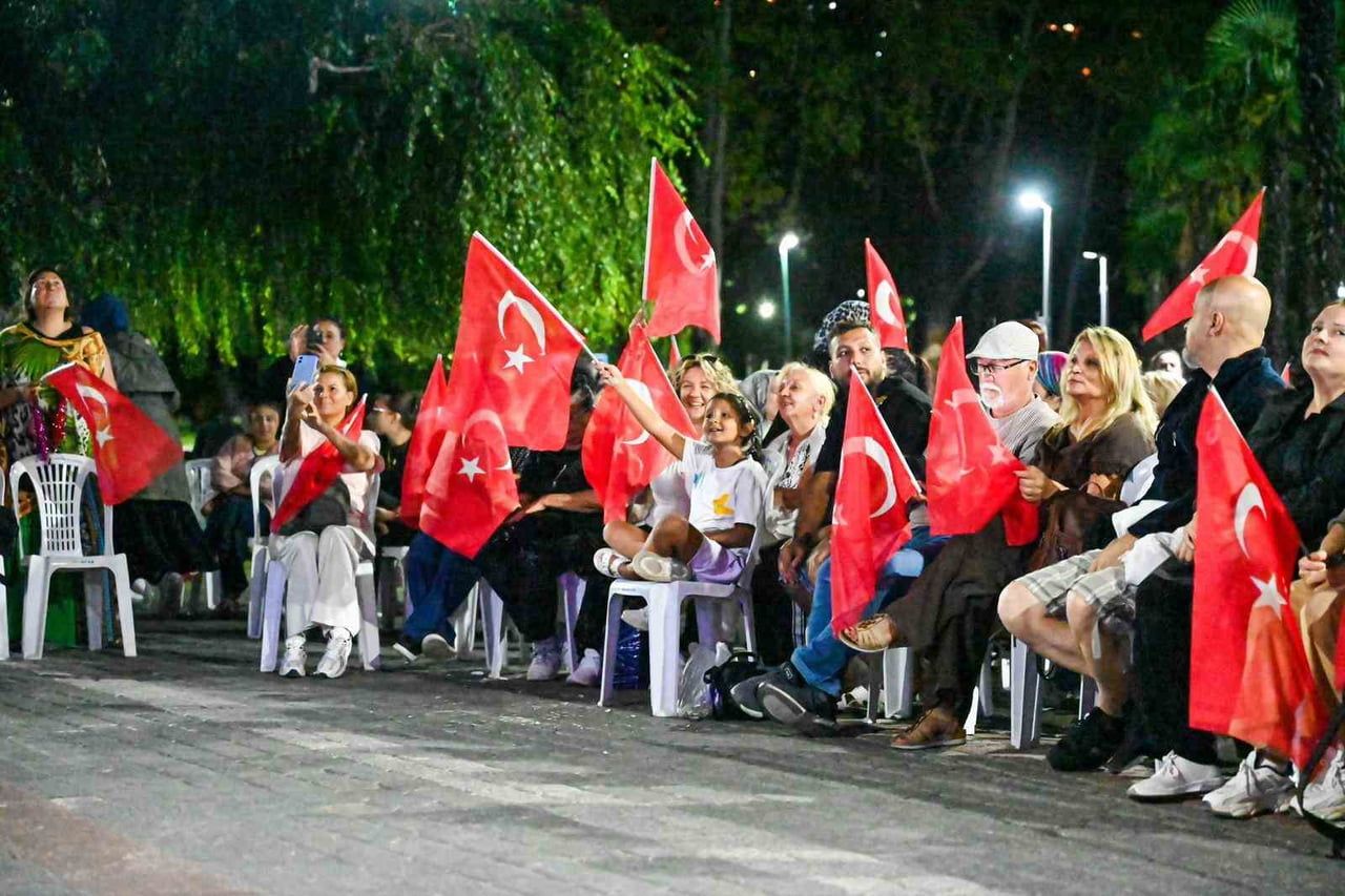 KÜLTÜRPARK GÖL KENARI'NDA GERÇEKLEŞEN KONSERE İLGİ YOĞUNDU.