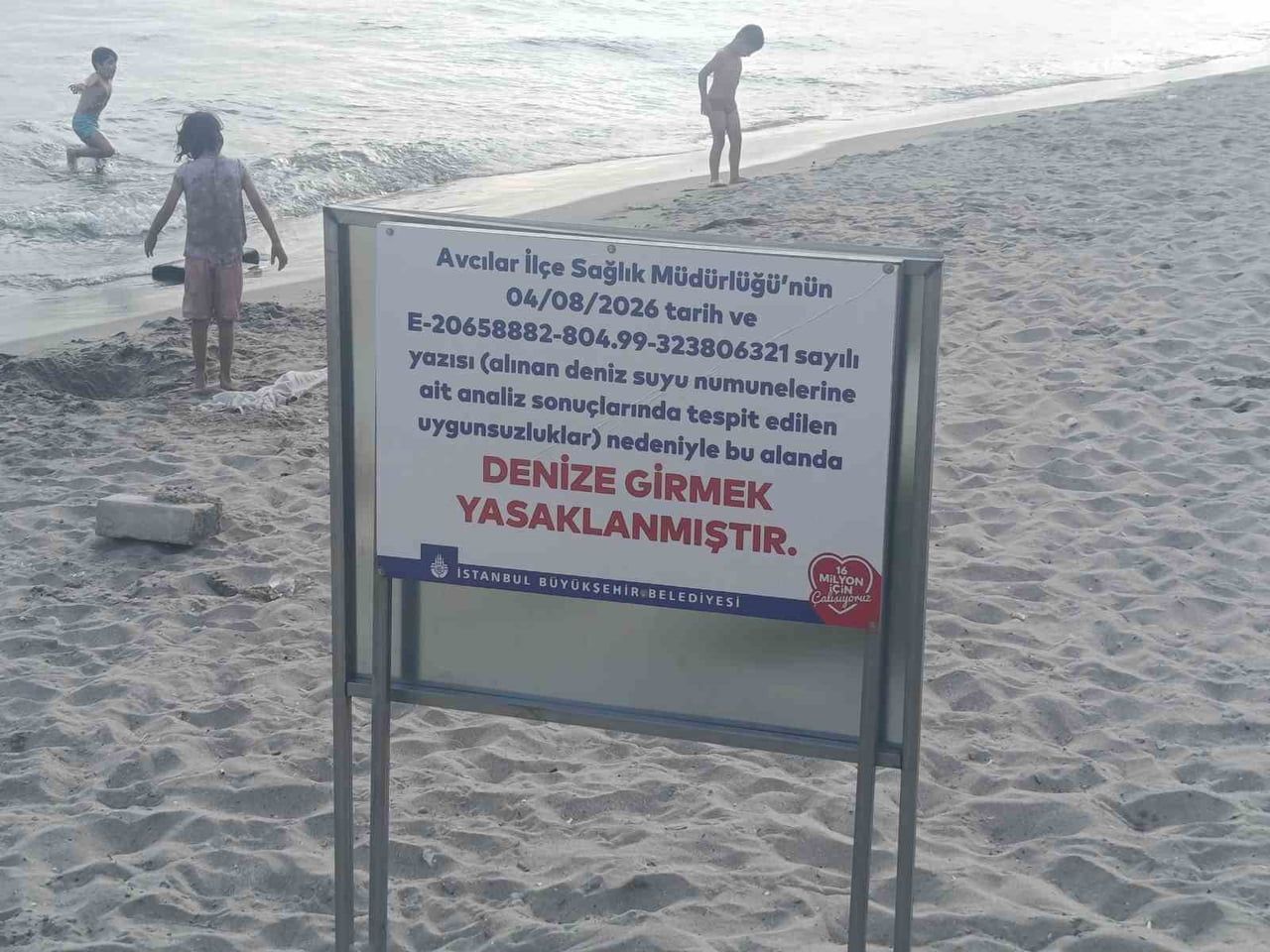 AVCILAR AMBARLI SAHİLDE ALINAN NUMUNELERDE UYGUNSUZLUK TESPİT EDİLMESİ SONUCU BİR BÖLGEDE DENİZE...