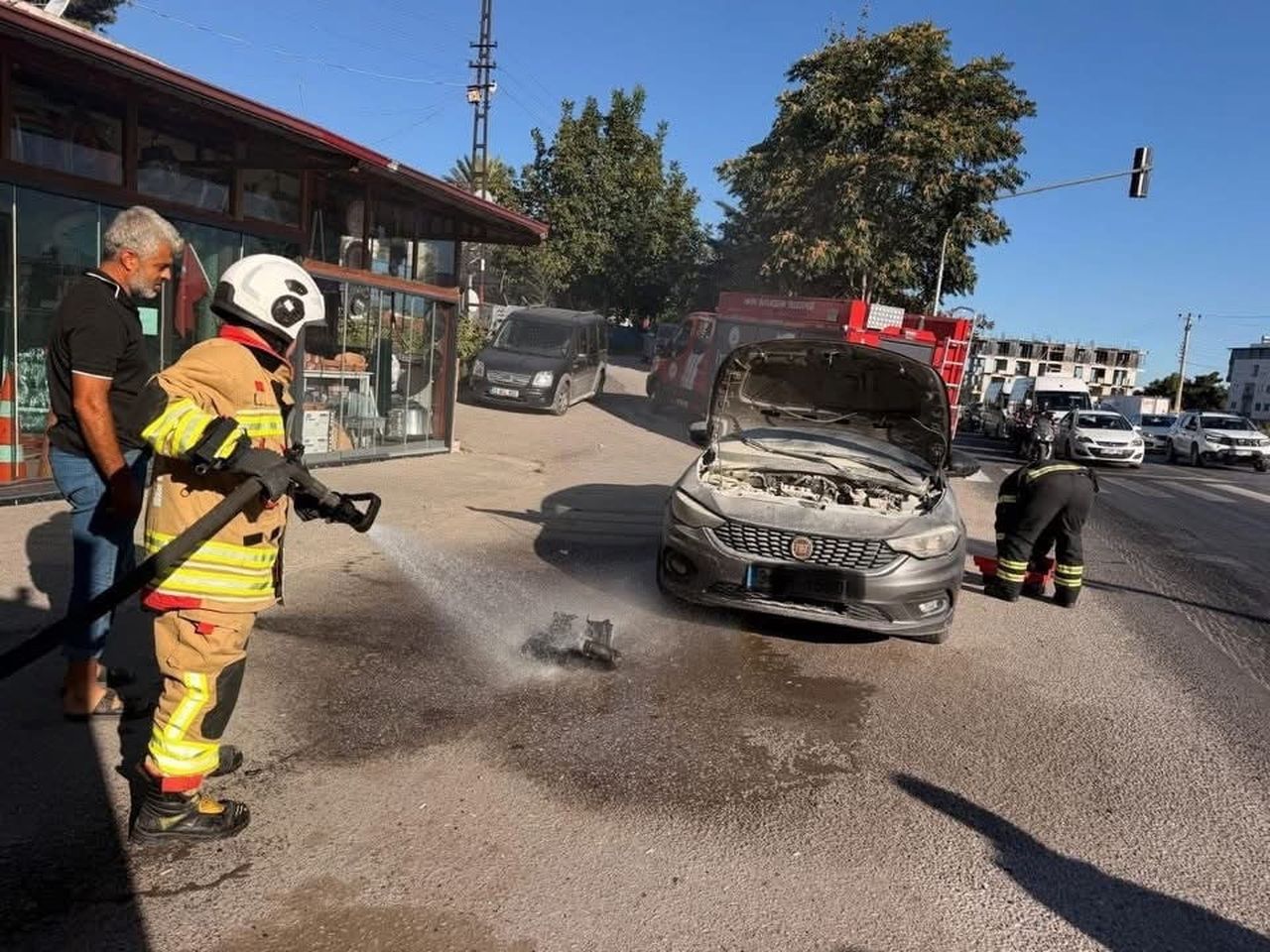 BELEN SARIMAZI MAHALLESİ’NDE YANGIN ÇIKAN ARAÇ VE EKİPLERİN MÜDAHALESİ.